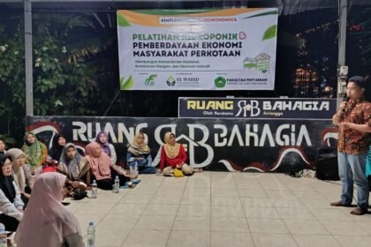 BELAJAR PERTANIAN - Emak-emak Semarang bersama Yayasan El Wahid Foundation belajar pertanian hidroponik yang tak membutuhkan lahan luas.