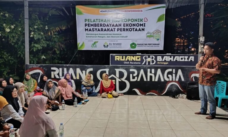 BELAJAR PERTANIAN - Emak-emak Semarang bersama Yayasan El Wahid Foundation belajar pertanian hidroponik yang tak membutuhkan lahan luas.
