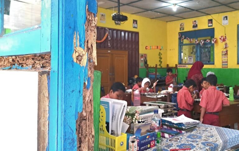 SEKOLAH RUSAK--Guru dan siswa beraktotas dalam kelas yang kusen pintu dan jendelanya keropos dimakan rayap, Selasa (28/7/2026). (bae)
