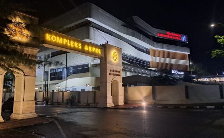 Gapura pintu masuk kompleks Akademi Kepolisian (Akpol) di Semarang. (eka)