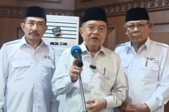 Ketua Umum Palang Merah Indonesia (PMI) Jusuf Kalla yang akrab disapa JK (tengah). (dul)