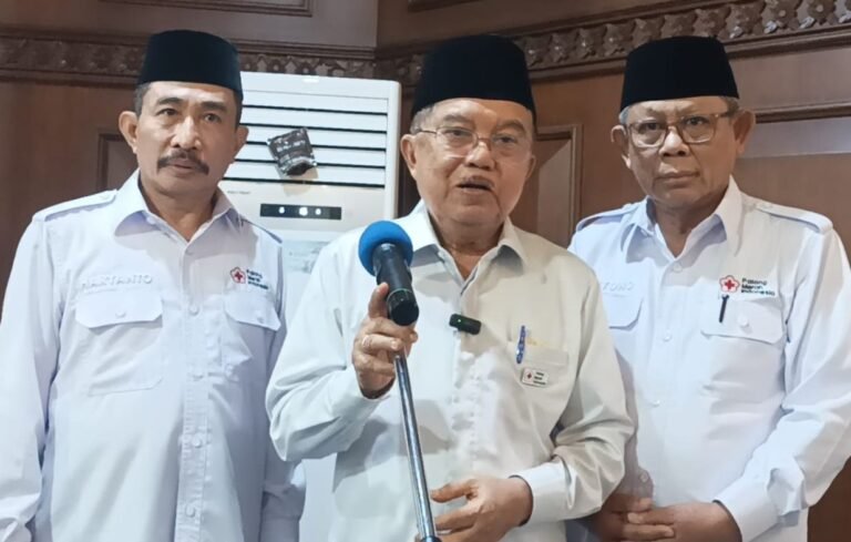 Ketua Umum Palang Merah Indonesia (PMI) Jusuf Kalla yang akrab disapa JK (tengah). (dul)