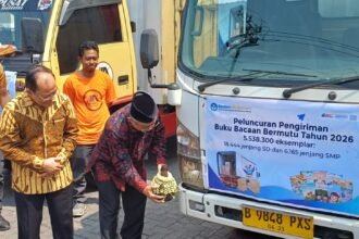 LEPAS PENGIRIMAN BUKU - Mendikdasmen Abdul Mu'ti memecahkan kendi ke bagian depan truk, sebagai bagian dari pelepasan armada pengiriman 5,5 juta buku ke lebih dari 24.000 sekolah SD-SMP di berbagai penjuru Indonesia, sebagai bagian dari penguatan literasi. Pelepasan armada pengiriman buku dipusatkan di Pura Group, Kudus, Jumat (31/7/2026).