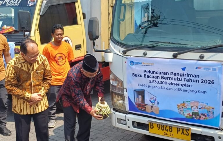 LEPAS PENGIRIMAN BUKU - Mendikdasmen Abdul Mu'ti memecahkan kendi ke bagian depan truk, sebagai bagian dari pelepasan armada pengiriman 5,5 juta buku ke lebih dari 24.000 sekolah SD-SMP di berbagai penjuru Indonesia, sebagai bagian dari penguatan literasi. Pelepasan armada pengiriman buku dipusatkan di Pura Group, Kudus, Jumat (31/7/2026).