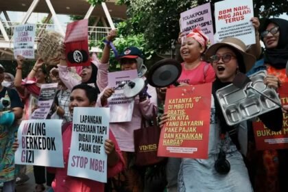 Ilustrasi elemen masyarakat demo menolak MBG.