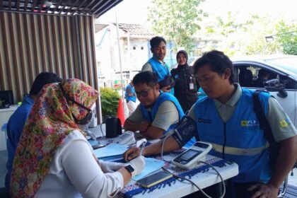 CEK KESEHATAN RUTIN - PLN Icon Plus memperkuat budaya Health, Safety, Security, and Environment (HSSE) melalui pelaksanaan Daily Health Checking yang dilakukan secara rutin sebelum aktivitas kerja dimulai, agar semua lini dapat memberikan layanan yang andal kepada masyarakat.