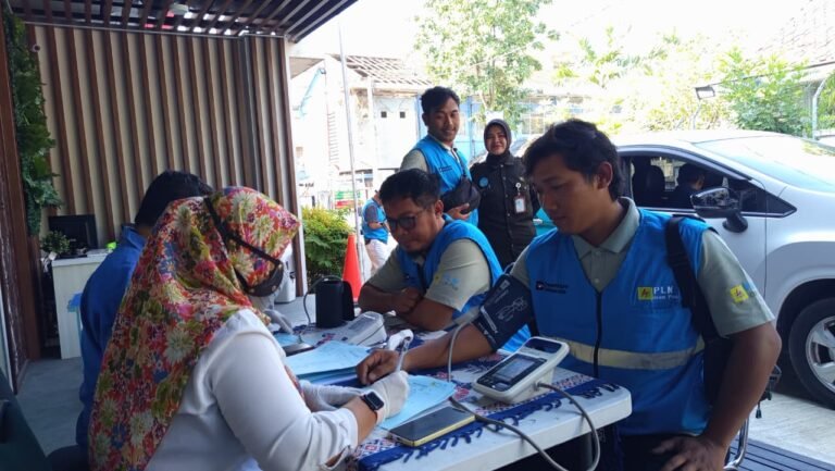 CEK KESEHATAN RUTIN - PLN Icon Plus memperkuat budaya Health, Safety, Security, and Environment (HSSE) melalui pelaksanaan Daily Health Checking yang dilakukan secara rutin sebelum aktivitas kerja dimulai, agar semua lini dapat memberikan layanan yang andal kepada masyarakat.