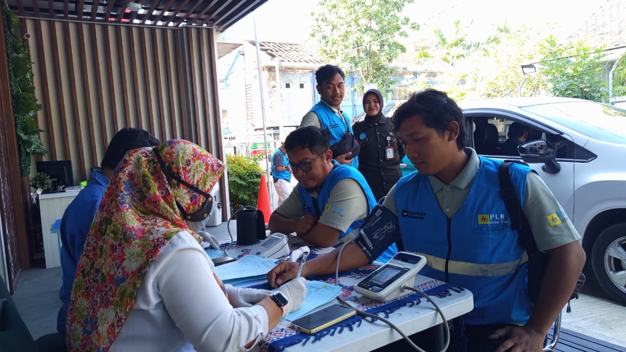 CEK KESEHATAN RUTIN - PLN Icon Plus memperkuat budaya Health, Safety, Security, and Environment (HSSE) melalui pelaksanaan Daily Health Checking yang dilakukan secara rutin sebelum aktivitas kerja dimulai, agar semua lini dapat memberikan layanan yang andal kepada masyarakat.