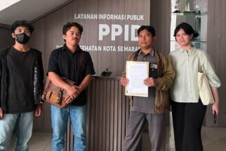 BERI SOMASI--Eks sopir ambulance dan kuasa hukumnya dari LBH Semarang melayangkan somasi atas kasus PHK sepihak. (ist)