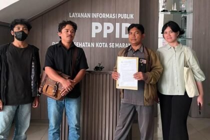 BERI SOMASI--Eks sopir ambulance dan kuasa hukumnya dari LBH Semarang melayangkan somasi atas kasus PHK sepihak. (ist)