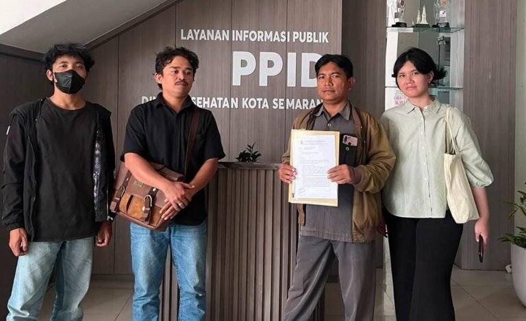 BERI SOMASI--Eks sopir ambulance dan kuasa hukumnya dari LBH Semarang melayangkan somasi atas kasus PHK sepihak. (ist)