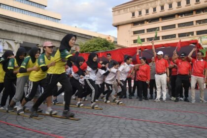 LOMBA BAKIAK--Peresta Porwakos 2026 bertanding lomba bakiak di halaman Balai Kota Semarang. (ist)