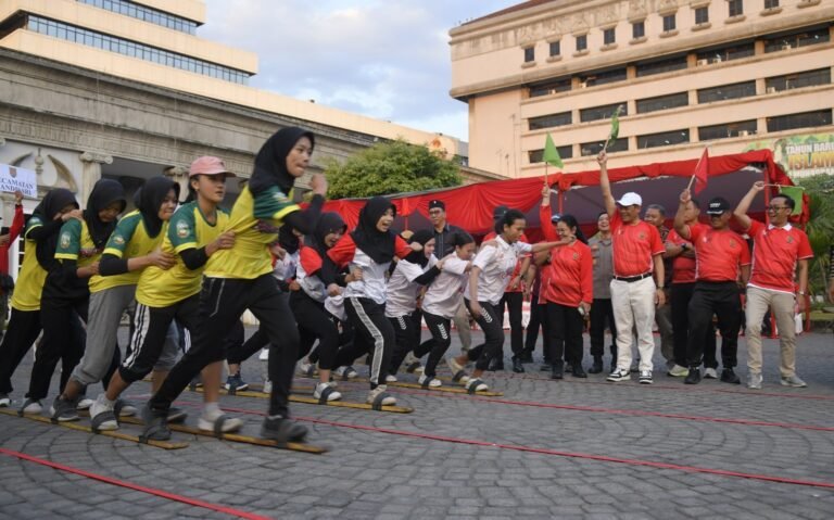 LOMBA BAKIAK--Peresta Porwakos 2026 bertanding lomba bakiak di halaman Balai Kota Semarang. (ist)