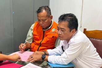 TERSANGKA--Tersangka kasus penjualan trenggiling, Eko Oktofian (rompi oranye) diserahkan ke kejaksaan, Selasa (21/7/2026). (ist)
