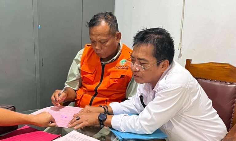TERSANGKA--Tersangka kasus penjualan trenggiling, Eko Oktofian (rompi oranye) diserahkan ke kejaksaan, Selasa (21/7/2026). (ist)