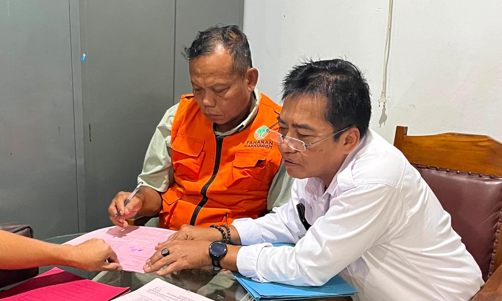 TERSANGKA--Tersangka kasus penjualan trenggiling, Eko Oktofian (rompi oranye) diserahkan ke kejaksaan, Selasa (21/7/2026). (ist)