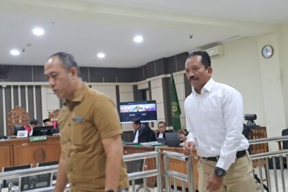 SAKSI SIDANG--Eks PPK Kemenhub,Ari Hendratno (kemeja putih) bersama saksi lain berjalan usai memberi keterangan di sidang terdakwa Sudewo, di Pengadilan Tipikor Semarang, Senin (27/7/2026). (bae)