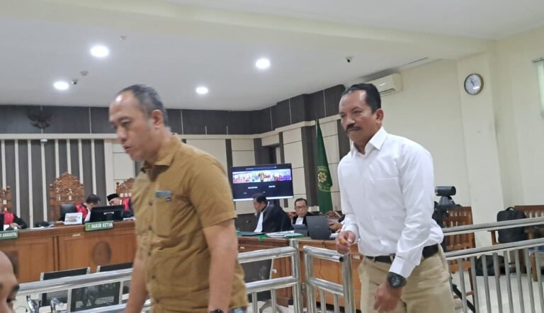 SAKSI SIDANG--Eks PPK Kemenhub,Ari Hendratno (kemeja putih) bersama saksi lain berjalan usai memberi keterangan di sidang terdakwa Sudewo, di Pengadilan Tipikor Semarang, Senin (27/7/2026). (bae)