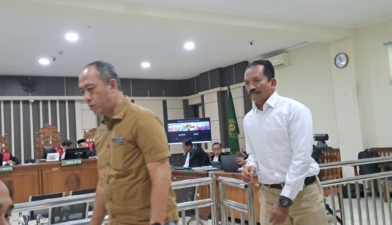 SAKSI SIDANG--Eks PPK Kemenhub,Ari Hendratno (kemeja putih) bersama saksi lain berjalan usai memberi keterangan di sidang terdakwa Sudewo, di Pengadilan Tipikor Semarang, Senin (27/7/2026). (bae)