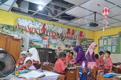 ATAP AMBROL--Siswa SDN Pendrikan Lor 02 Semarang beraktivitas di kelas yang atapnya ambrol, Selasa (28/7/2026). (bae)