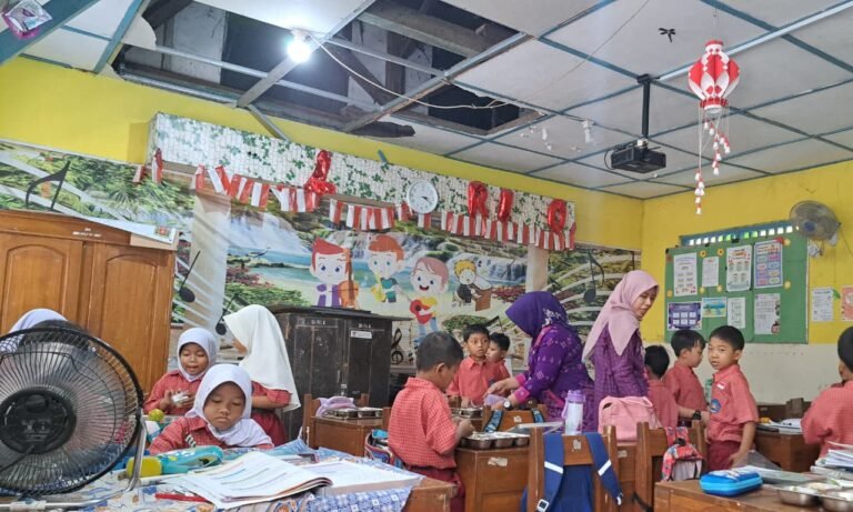 ATAP AMBROL--Siswa SDN Pendrikan Lor 02 Semarang beraktivitas di kelas yang atapnya ambrol, Selasa (28/7/2026). (bae)