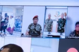 SAKSI SIDANG--Mantan Pangdam IV/Diponegoro, Letjen TNI Widi Prasetijono (layar monitor, tengah) jadi saksi sidang online, kasus pencucian uang hasil korupsi lahan BUMD Cilacap. (bae)