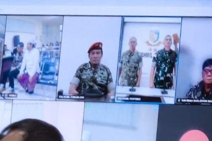 SAKSI SIDANG--Mantan Pangdam IV/Diponegoro, Letjen TNI Widi Prasetijono (layar monitor, tengah) jadi saksi sidang online, kasus pencucian uang hasil korupsi lahan BUMD Cilacap. (bae)
