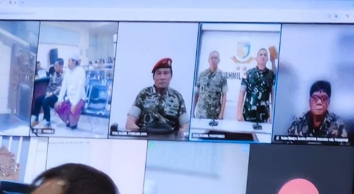 SAKSI SIDANG--Mantan Pangdam IV/Diponegoro, Letjen TNI Widi Prasetijono (layar monitor, tengah) jadi saksi sidang online, kasus pencucian uang hasil korupsi lahan BUMD Cilacap. (bae)