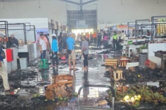 PASAR TERBAKAR--Pedagang dan warga melihat lapak yang terdampak kebakaran Pasar Modern BSB, Minggu (26/7/2027). (ist)
