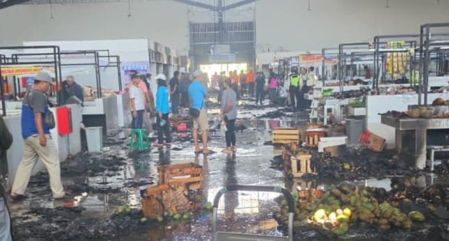 PASAR TERBAKAR--Pedagang dan warga melihat lapak yang terdampak kebakaran Pasar Modern BSB, Minggu (26/7/2027). (ist)