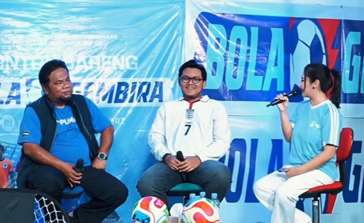 MERIAH - Anggota DPR RI dari Fraksi Golkar, Andhika Satya Wasistho, menggelar nobar Piala Dunia di kantor DPD Golkar Kudus, sekaligus menyerap aspirasi warga.