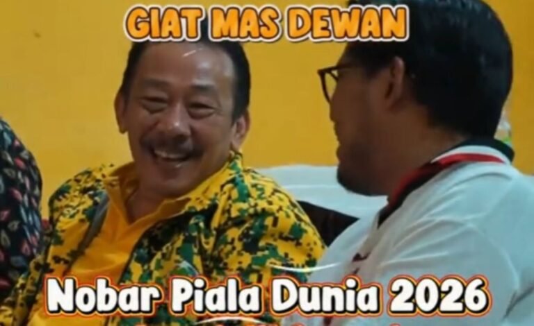 NOBAR PILDUN - Anggota DPR RI Andhika Satya Wasistho menggelar nonton bareng (nobar) semfinal Piala Dunia 2026 antara Prancis melawan Spanyol bersama masyarakat di Kantor DPD Partai Golkar Jepara, Rabu (15/7/2026).