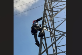 PENGECEKAN JARINGAN - Pekerja sedang melakukan pengecekan jaringan backbone (JB) sekaligus perbaikan infrastruktur fiber optik pada jalur Saluran Udara Tegangan Tinggi (SUTT) Kebumen–Kentungan yang berada di wilayah Jenar Wetan, Kabupaten Purworejo, Jawa Tengah.