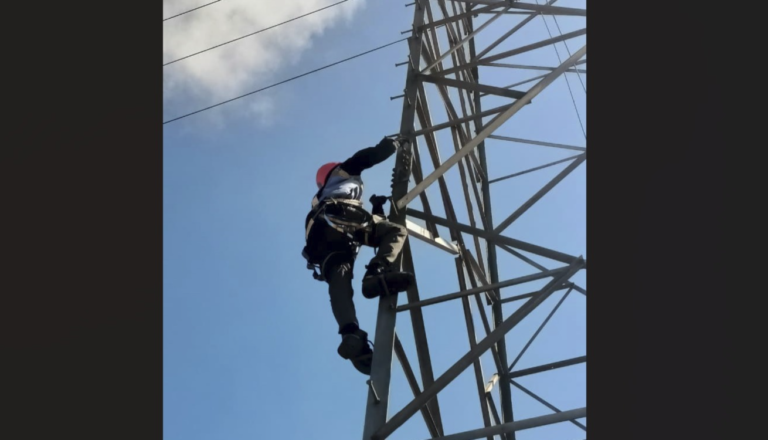 PENGECEKAN JARINGAN - Pekerja sedang melakukan pengecekan jaringan backbone (JB) sekaligus perbaikan infrastruktur fiber optik pada jalur Saluran Udara Tegangan Tinggi (SUTT) Kebumen–Kentungan yang berada di wilayah Jenar Wetan, Kabupaten Purworejo, Jawa Tengah.