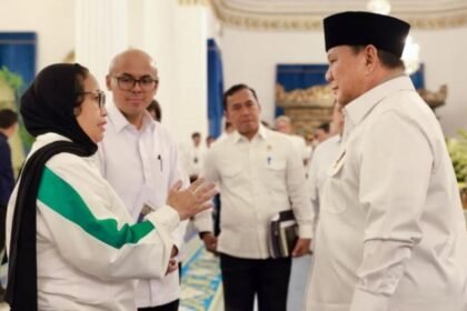 BERBINCANG - Nanik S Deyang berbincang dengan Presiden Prabowo Subianto.