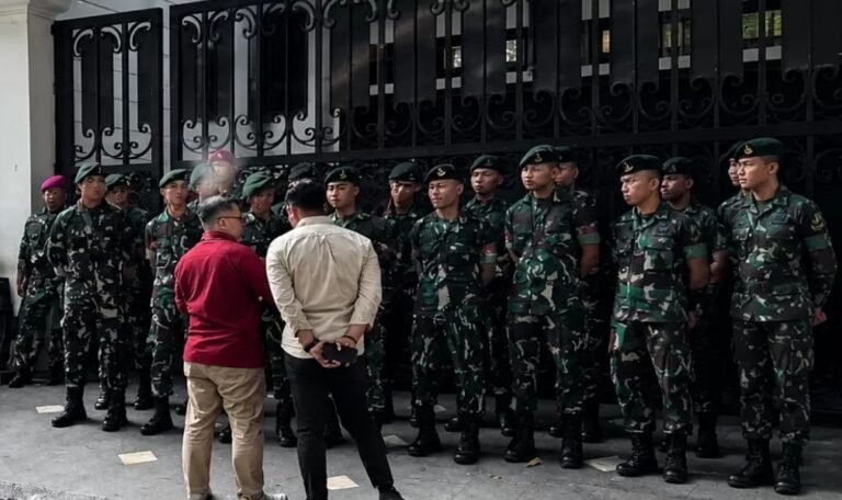 Ilustrasi rumah Jampidsus Febrie Ardiansyah dijaga ketat personel TNI.