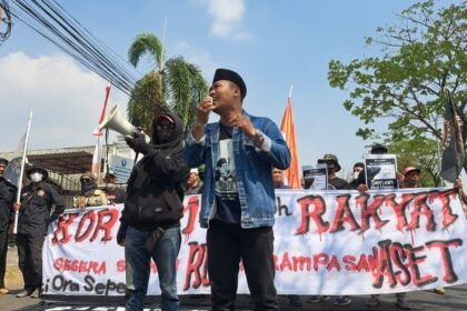 DEMO--Massa dari kelompok Pati Ora Sepele (POS) berorasi meminta koruptor dihukum berat. (bae)