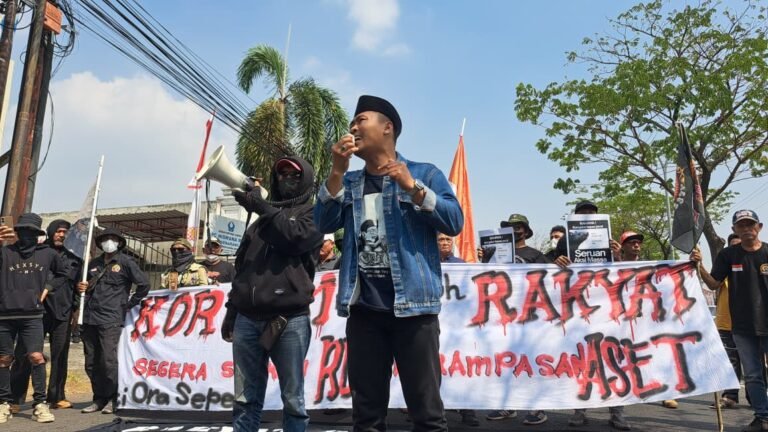 DEMO--Massa dari kelompok Pati Ora Sepele (POS) berorasi meminta koruptor dihukum berat. (bae)
