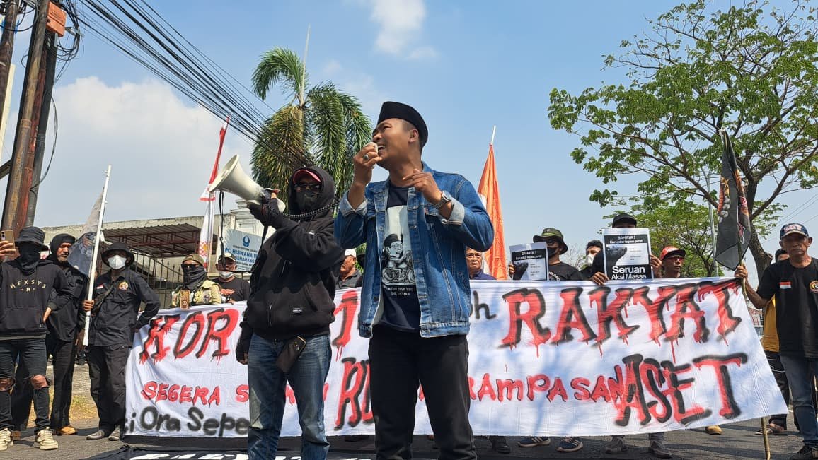 DEMO--Massa dari kelompok Pati Ora Sepele (POS) berorasi meminta koruptor dihukum berat. (bae)