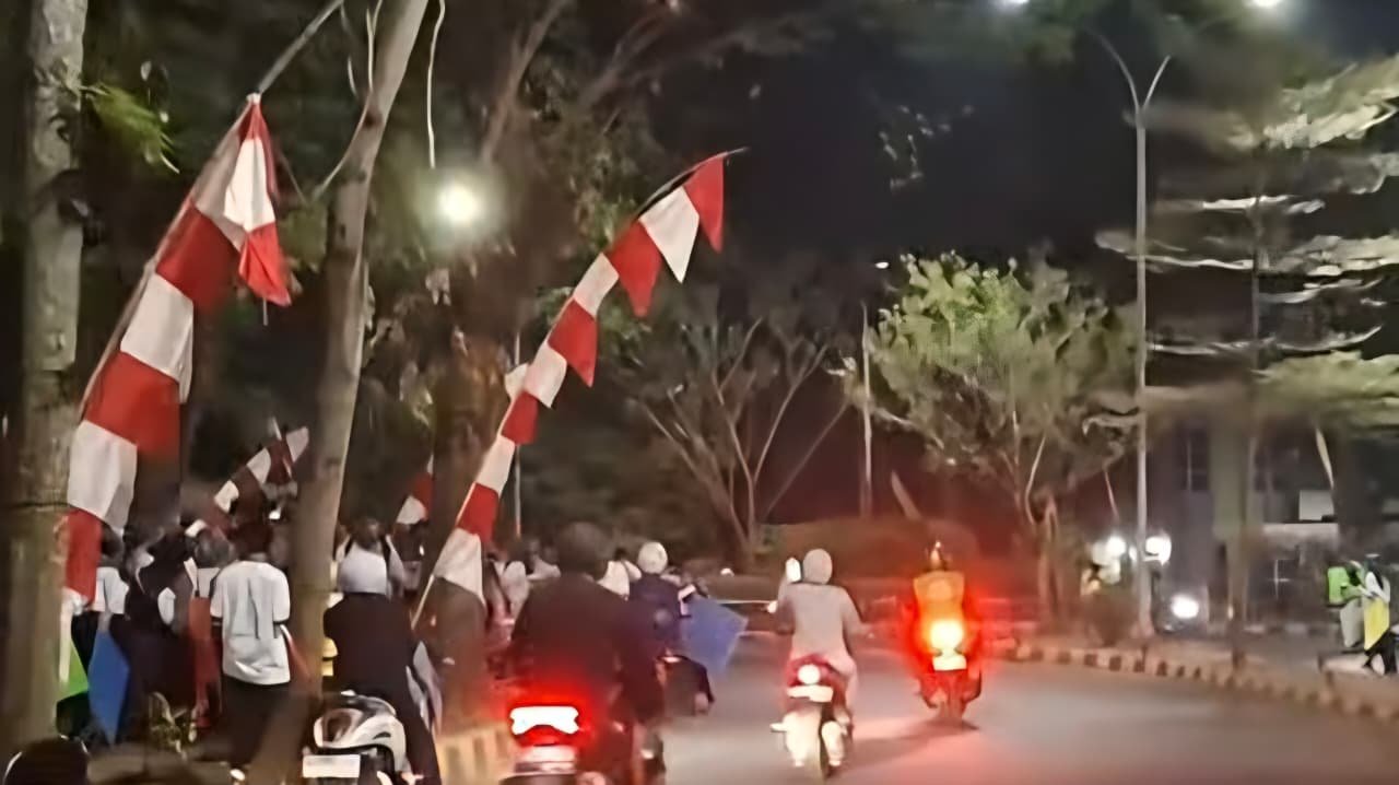OSPEK UNNES--Mahasiswa baru Unnes memasuki kampus untuk mengikuti Ospek meski hari masih gelap. (ist)