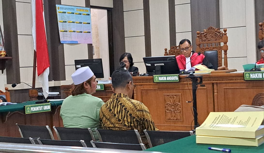 JALANI SIDANG--Dua terdakwa kasus pencucian uang, Gus Yazid dan Andhi Nur Huda menjalani sidang di Pengadilan Tipikor Semarang, Rabu (5/8/2026). (bae)