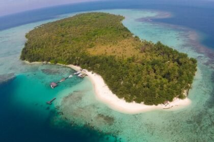 DIJUAL - Pulau Menjangan Kecil di kawasan Kepulauan Karimunjawa, Kabupaten Jepara, Jawa Tengah, diiklankan untuk dijual.