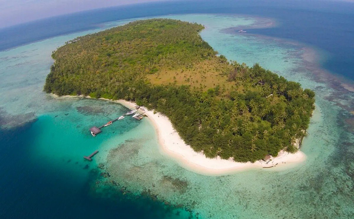 DIJUAL - Pulau Menjangan Kecil di kawasan Kepulauan Karimunjawa, Kabupaten Jepara, Jawa Tengah, diiklankan untuk dijual.