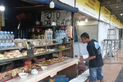 PKL SIMPANG LIMA - Pembeli sedang membeli dagangan di lapak PKL Simpang Lima Semarang, turut Jalan Ahmad Yani, Senin (31/8/2026). (dul)