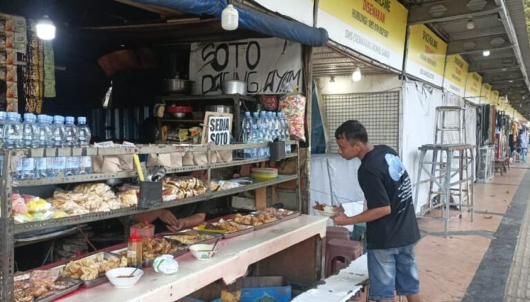 PKL SIMPANG LIMA - Pembeli sedang membeli dagangan di lapak PKL Simpang Lima Semarang, turut Jalan Ahmad Yani, Senin (31/8/2026). (dul)