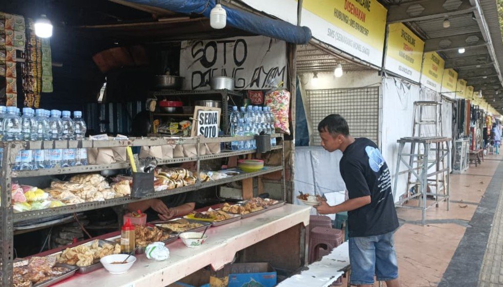 PKL SIMPANG LIMA - Pembeli sedang membeli dagangan di lapak PKL Simpang Lima Semarang, turut Jalan Ahmad Yani, Senin (31/8/2026). (dul)