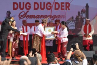 REKOR BARU--Wali Kota Semarang, Agustina Wilujeng (kanan) bersalaman saat menerima rekor dalam acara menari Dug Dug Der Semarangan, Minggu (9/8/2026). (ist)