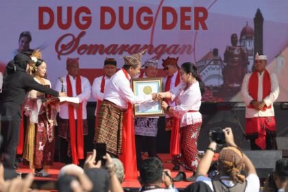 REKOR BARU--Wali Kota Semarang, Agustina Wilujeng (kanan) bersalaman saat menerima rekor dalam acara menari Dug Dug Der Semarangan, Minggu (9/8/2026). (ist)
