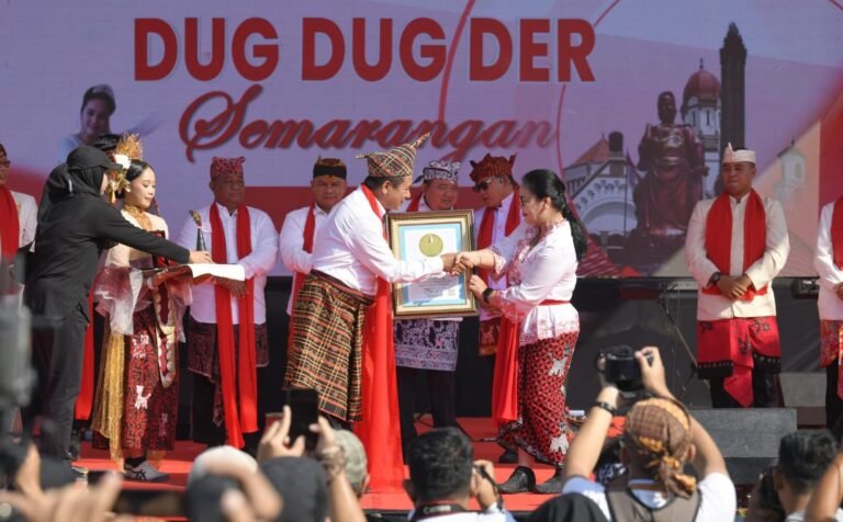 REKOR BARU--Wali Kota Semarang, Agustina Wilujeng (kanan) bersalaman saat menerima rekor dalam acara menari Dug Dug Der Semarangan, Minggu (9/8/2026). (ist)