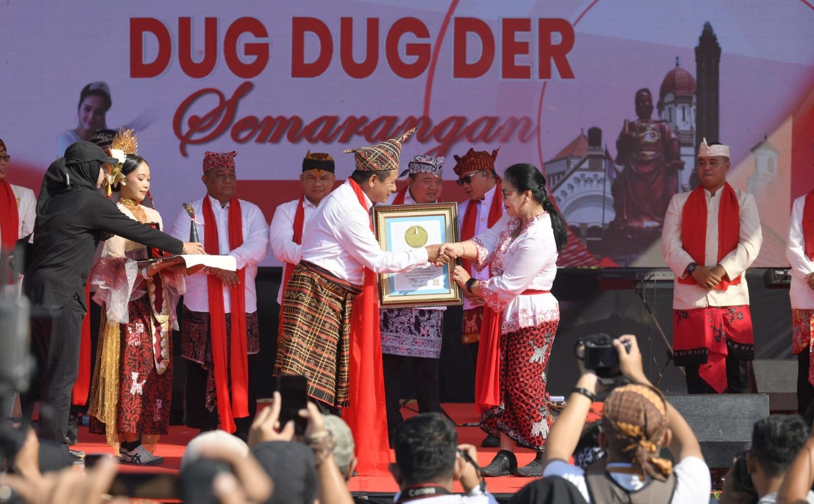 REKOR BARU--Wali Kota Semarang, Agustina Wilujeng (kanan) bersalaman saat menerima rekor dalam acara menari Dug Dug Der Semarangan, Minggu (9/8/2026). (ist)